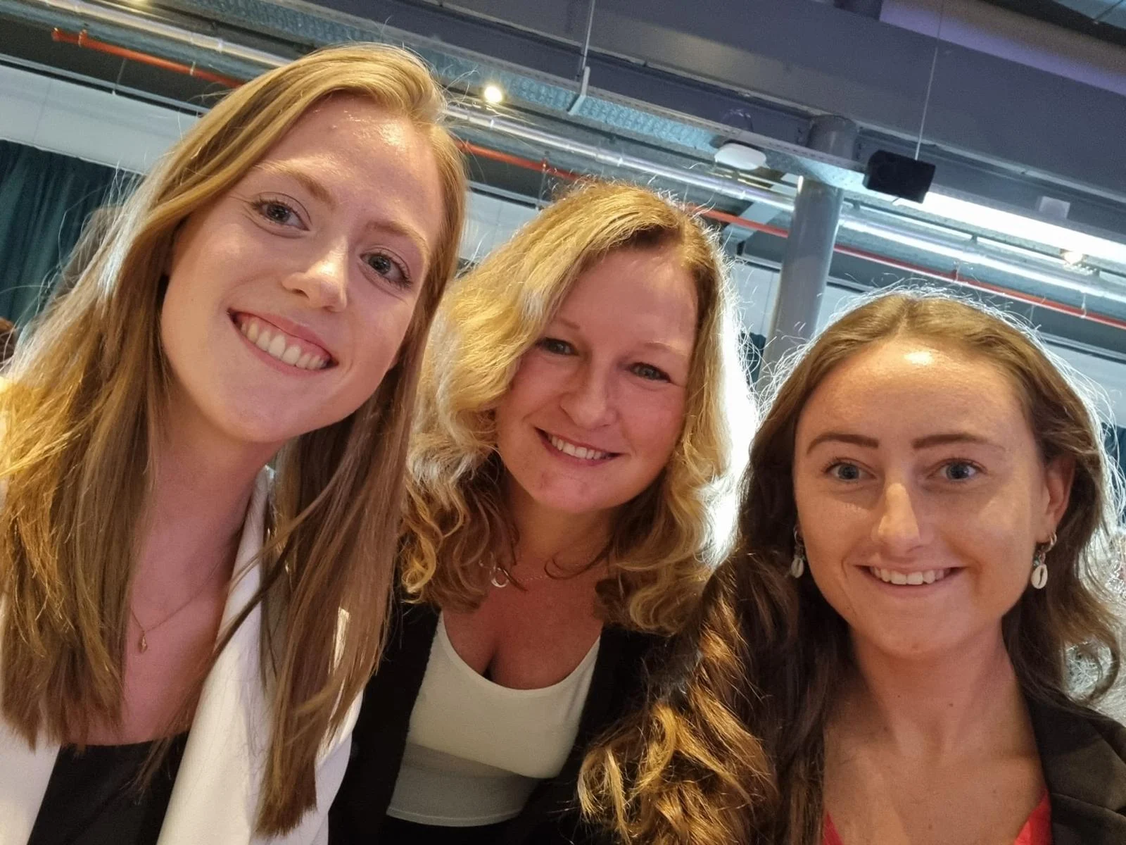 Monique met andere aanwezigen bij een Forever Living bijeenkomst