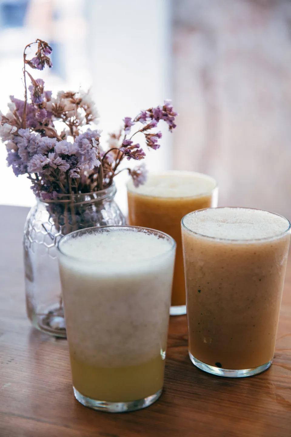 Twee gezonde shakes op tafel